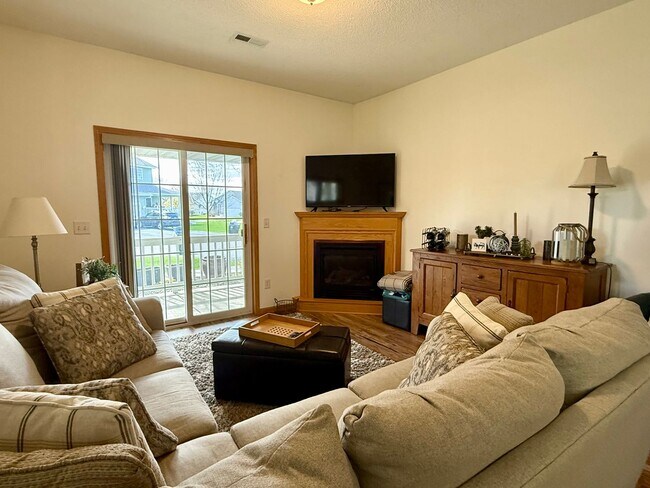 Building Photo - Lovely 3BR/3BA Otsego End Unit Townhome Available June!
