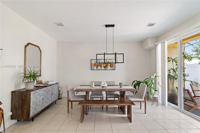 Building Photo - 5343 SW 40th Ave