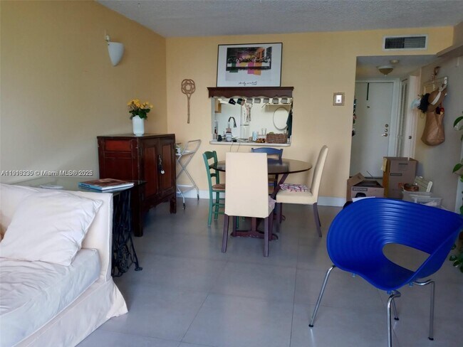 Building Photo - 9350 Fontainebleau Blvd