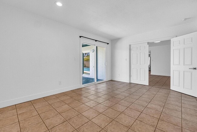 Building Photo - 6 bed/ 3.5 bath