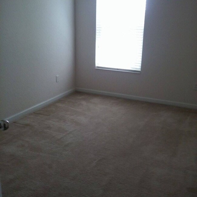 Building Photo - Beautiful 3BR/2.5BA Townhome with Water View in Fore Ranch