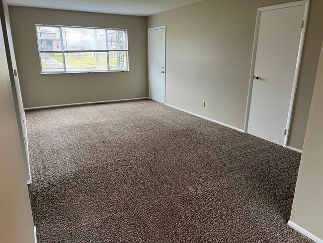 Building Photo - 2212 Nuttman Ave