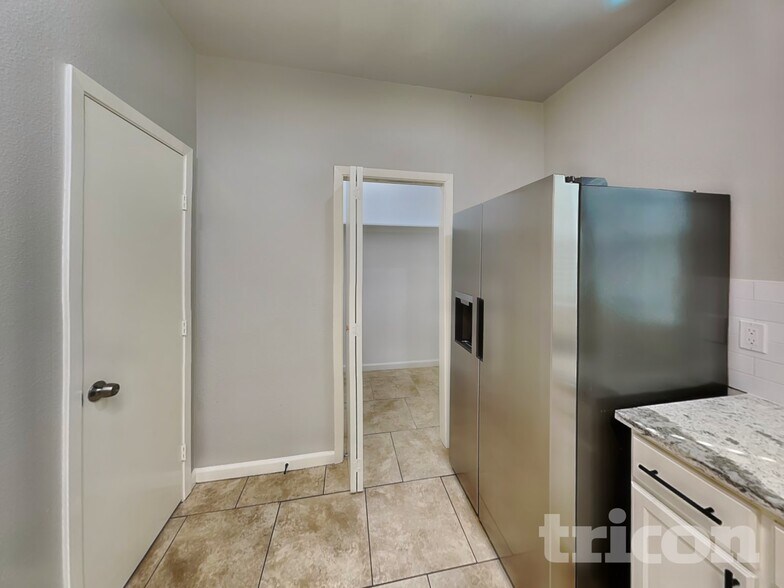 Building Photo - 624 Nora Ln