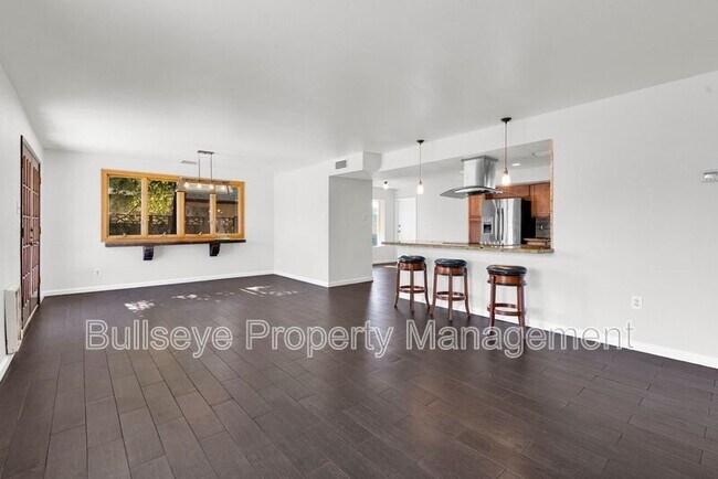 Building Photo - 1333 E Donner Dr