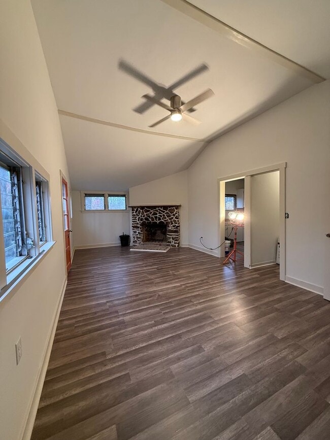 Building Photo - One Bedroom House W/2 Car detached Garage- located in Upper Bucks County