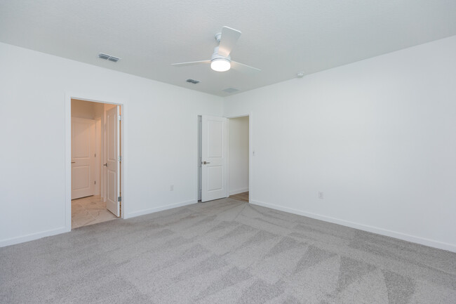 Building Photo - 10 Fairchild Ln