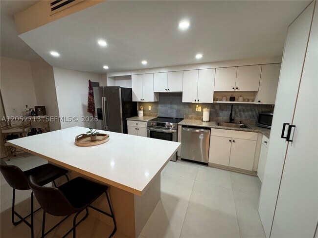 Building Photo - 14293 Kendale Lakes Dr