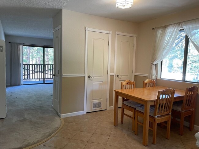 Building Photo - 2 bedroom condo with carport, pool and hot tub access