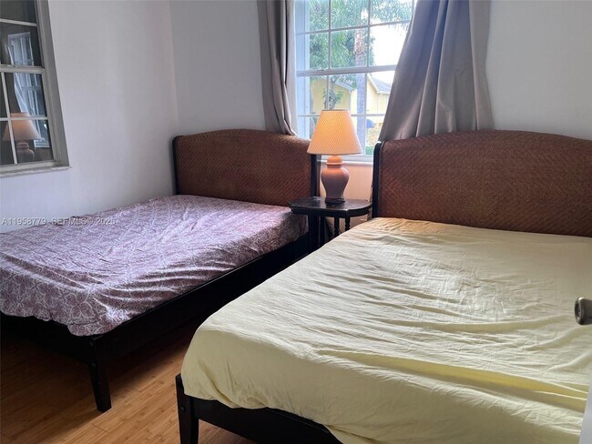 Building Photo - 125 Waterside Dr