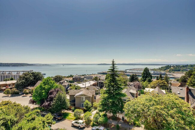 Building Photo - Queen Anne Home