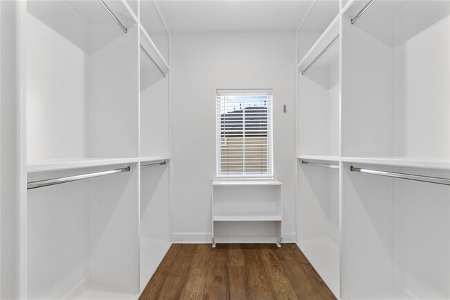 Building Photo - 811 Shallow Hollow Dr