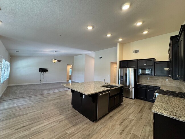 Building Photo - 391 Maclure Ave