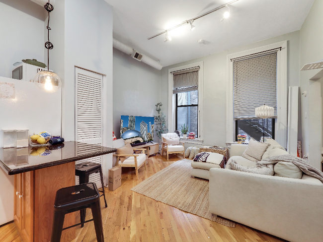 Building Photo - 1561 N Wells St
