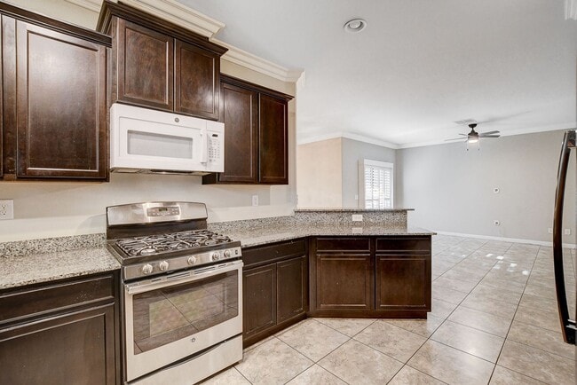 Building Photo - Spacious four bedroom in the Southwest