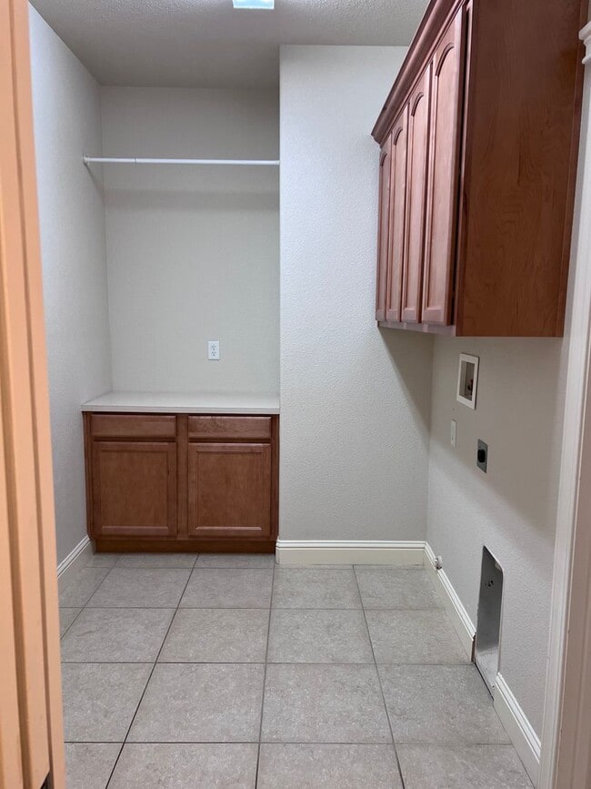 Building Photo - 3 bedroom, 2.5 bathroom home in great Neig...