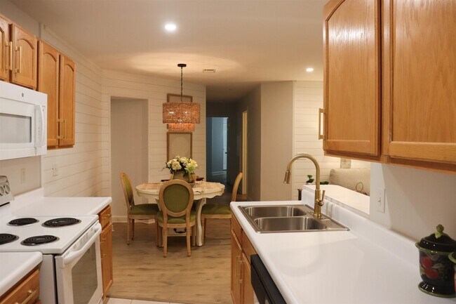 Building Photo - 4384 Daphne Ln