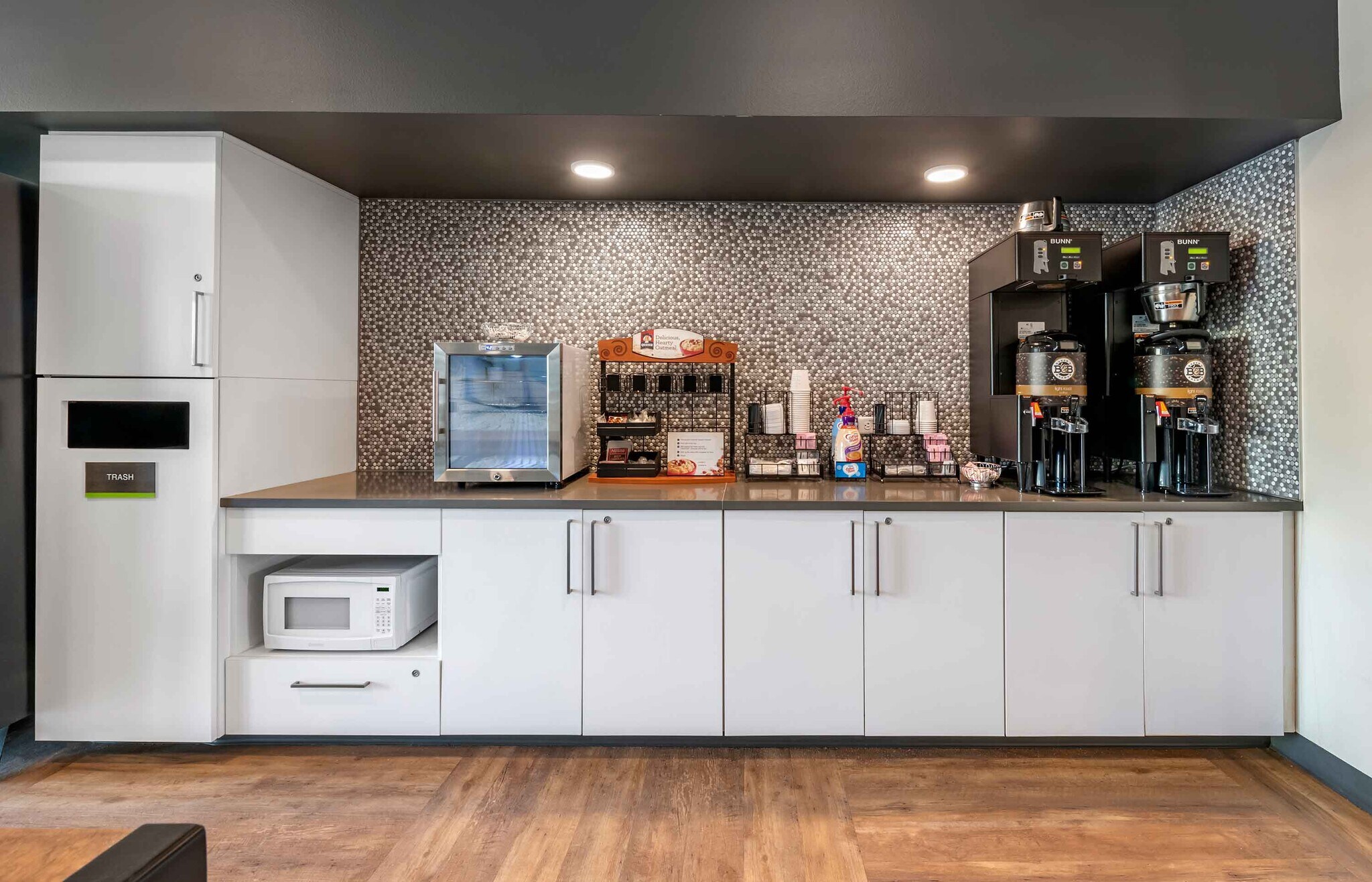 Building Photo - Furnished Studio-Providence - East Providence