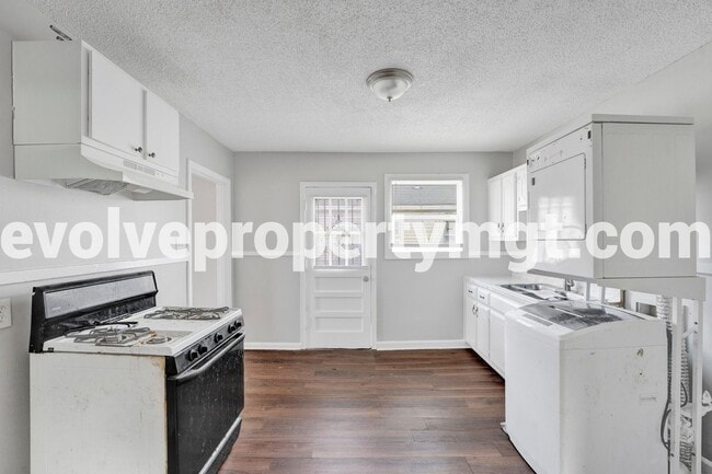 Building Photo - 100% OFF FIRST MONTH'S RENT  MOVE IN SPECI...