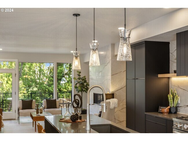 Building Photo - 617 SW Lobelia St