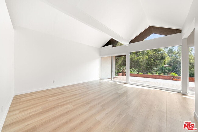 Building Photo - 656 N Bonhill Rd