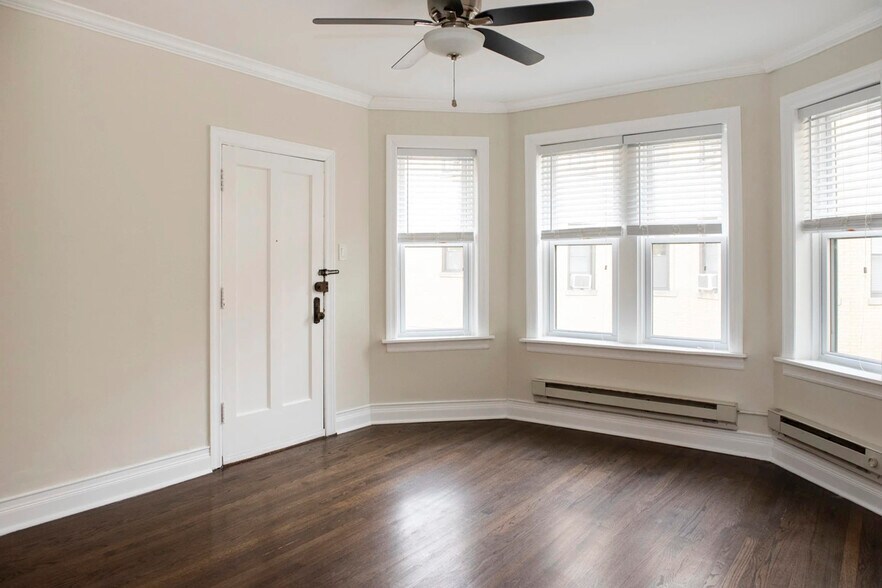 Primary Photo - 3829 N Greenview Ave