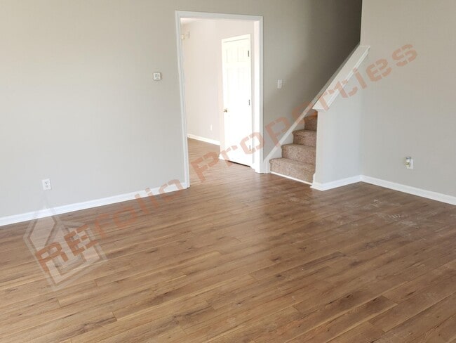 Building Photo - Lovely 4 Bedroom, 2.5 Bath Single-Family H...