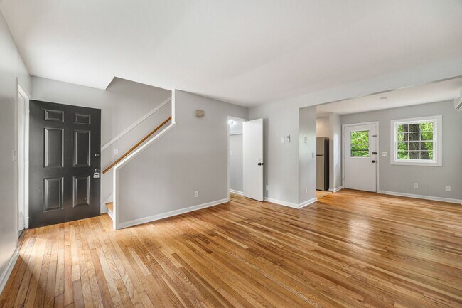 Building Photo - Newly Renovated 2 Bedroom, 1 Bath Duplex within walking Distance to UVA!