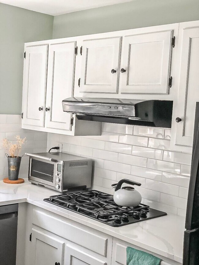 Building Photo - Gorgeous 4 Bed 2 Bath Single Family Home W...