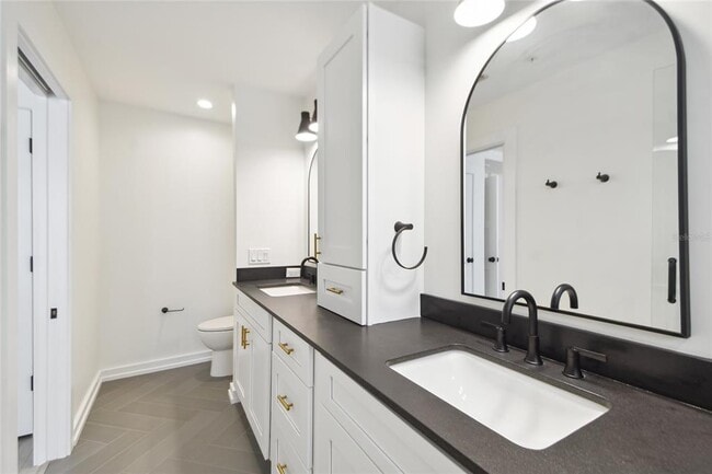 Building Photo - 1602 Park Lake St