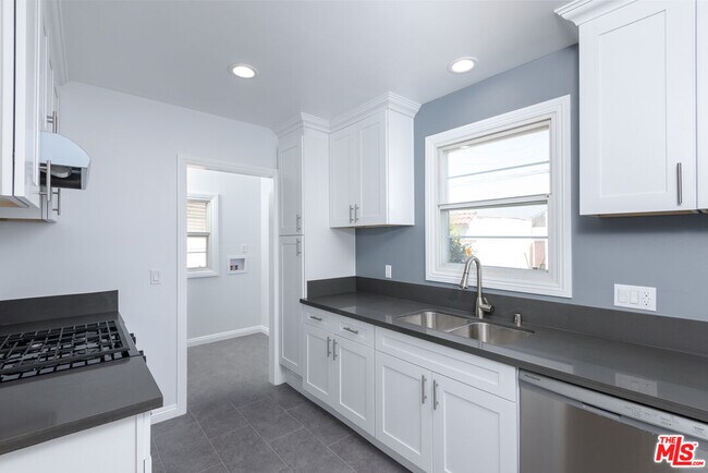 Building Photo - 2107 W 84th Pl