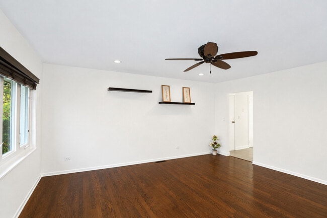 Building Photo - 697 Hickory Dr