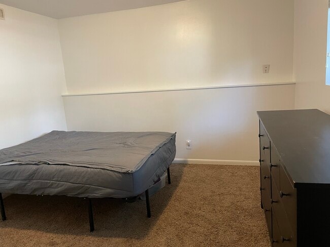 Building Photo - 1011 W 600 S