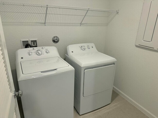 Building Photo - 5892 NW Sweetwood Dr