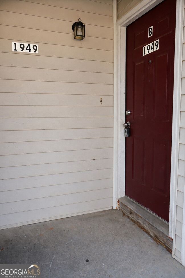 Building Photo - 1949 Karen Cir