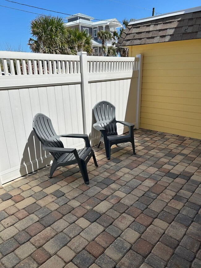 Building Photo - Remodeled Beachside Townhome-Steps from the Beach