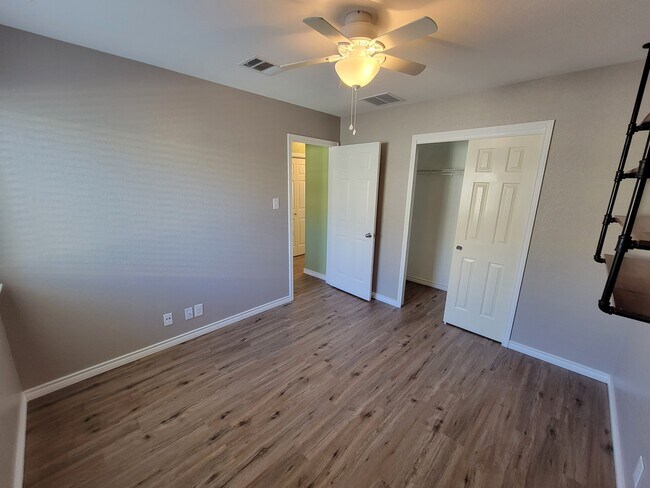Building Photo - 2123 Wiltshire Dr