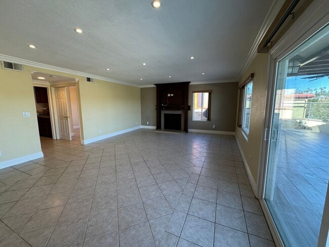 Building Photo - 4 Bedroom house with pool and amazing views