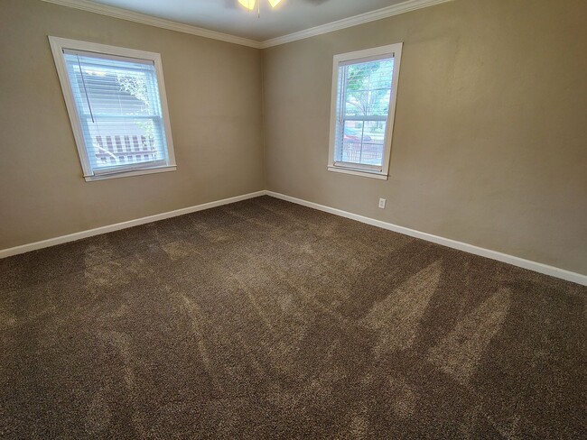 Building Photo - 404 Camellia Way