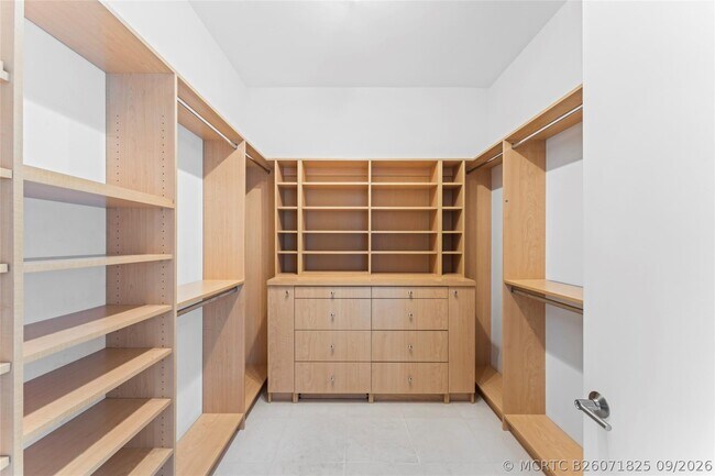 Building Photo - 5959 Collins Ave