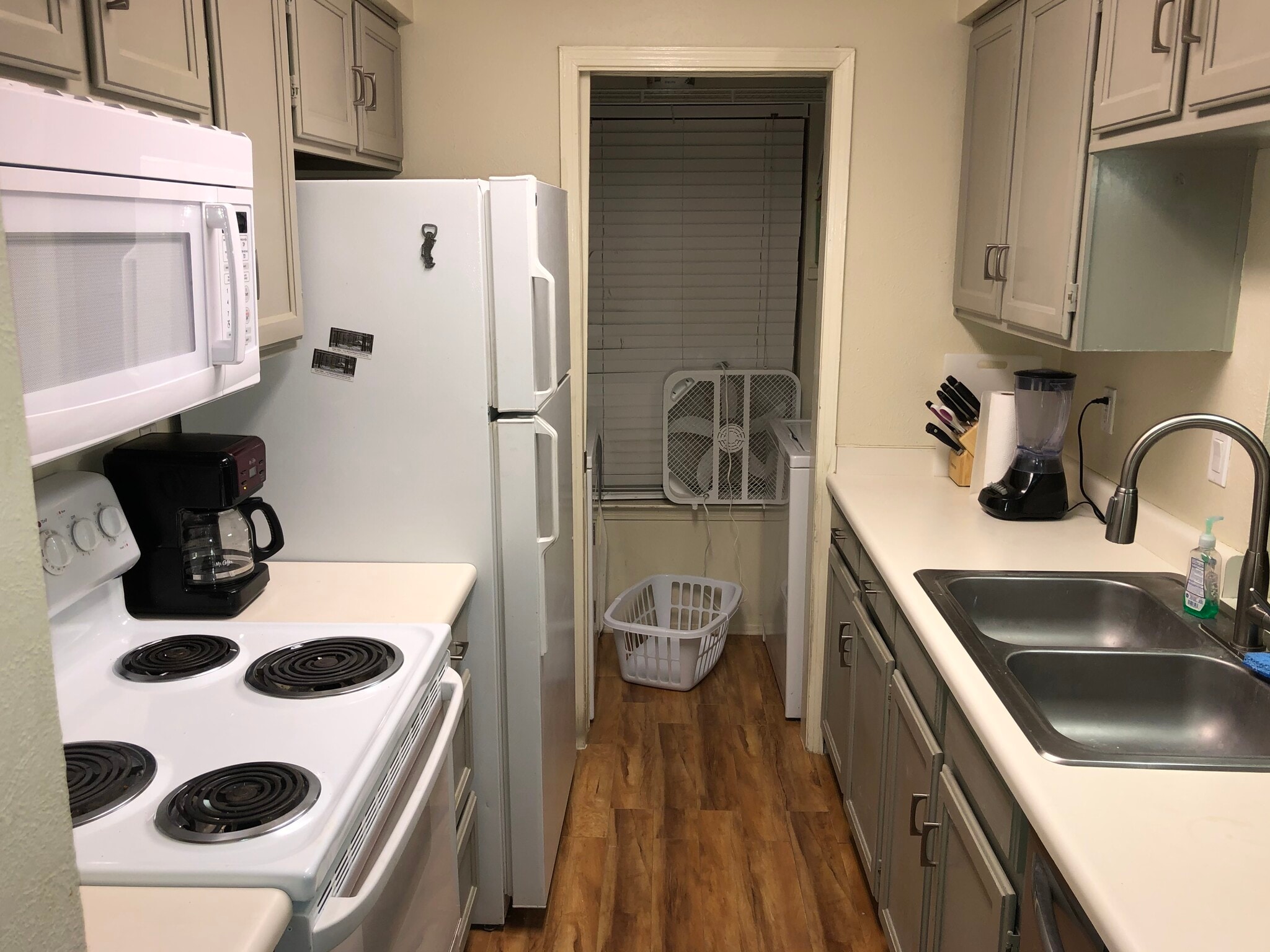 Kitchen - 505 Oppenheimer Dr