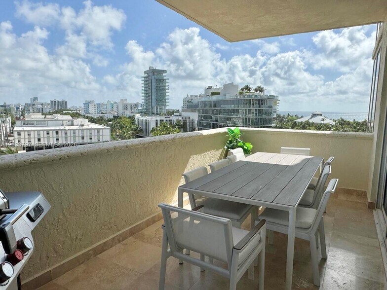 Building Photo - 300 S Pointe Dr