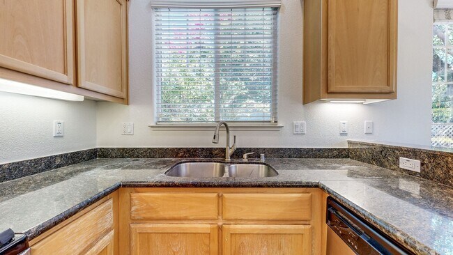 Building Photo - Rincon Valley FIVE Bedroom Three Bathroom Single Family Home!