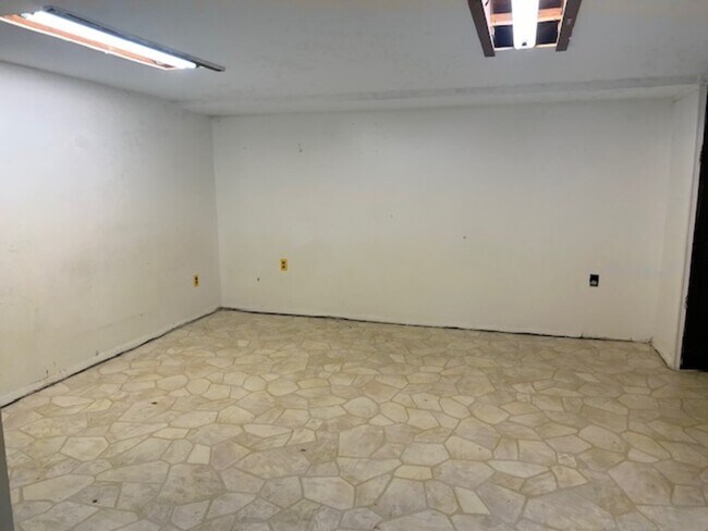 Building Photo - 1070 Downton Rd