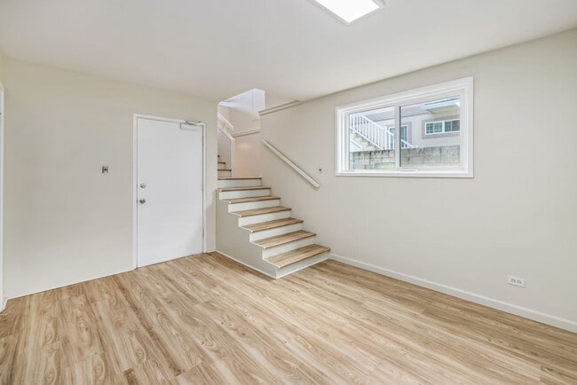 Building Photo - Nuuanu - Renovated 5 bedroom, 2 bath singl...