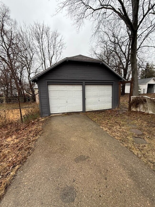 Building Photo - 3 Bedroom / 1 Bath house with Garage in Peoria