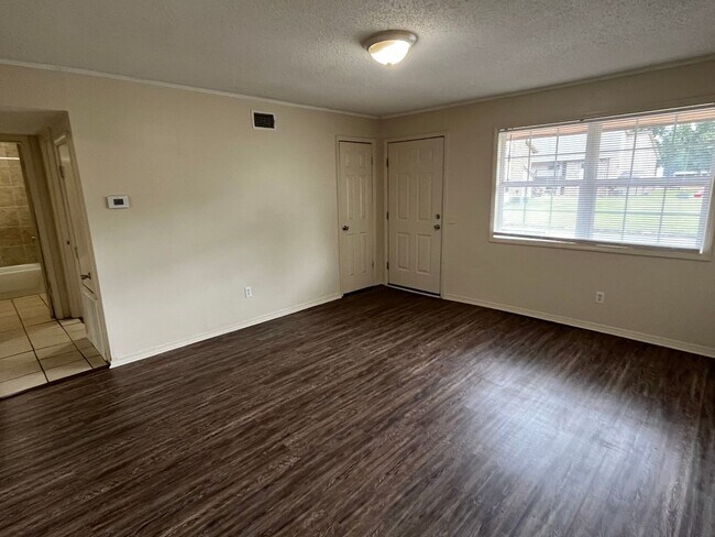 Building Photo - 101-103 Love Street