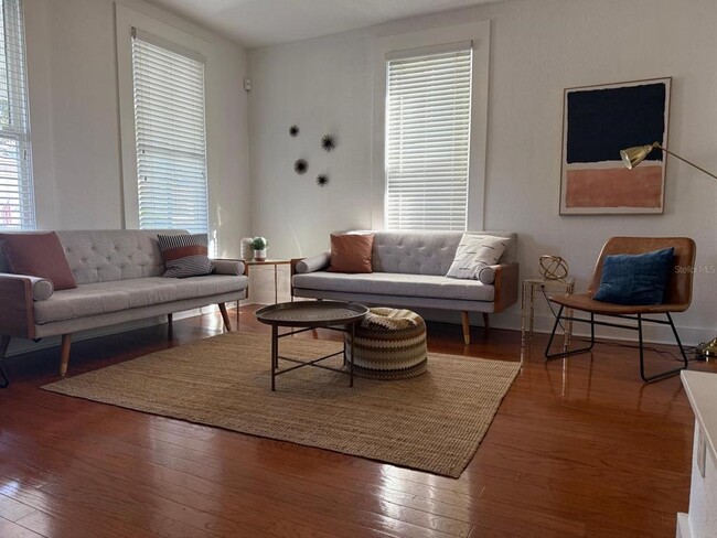 Building Photo - 910 SE 2nd St