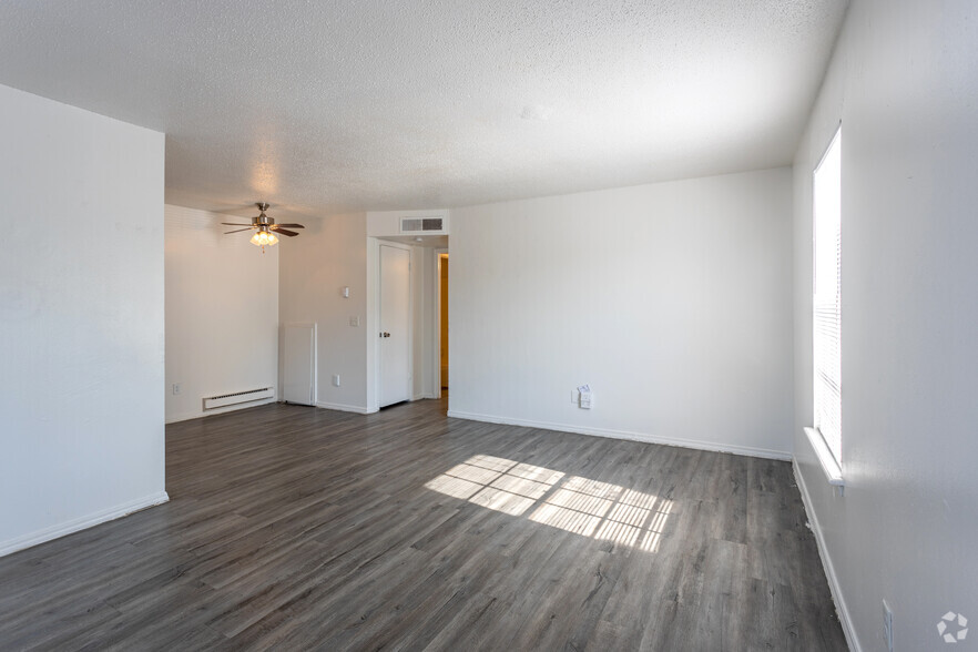 1BR, 1BA - 651SF - Campus Pointe Apartments