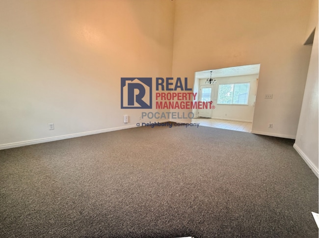 Building Photo - MOVE IN SPECIAL - 5 Bedroom 3.5 Bath Duplex - 2 car garag