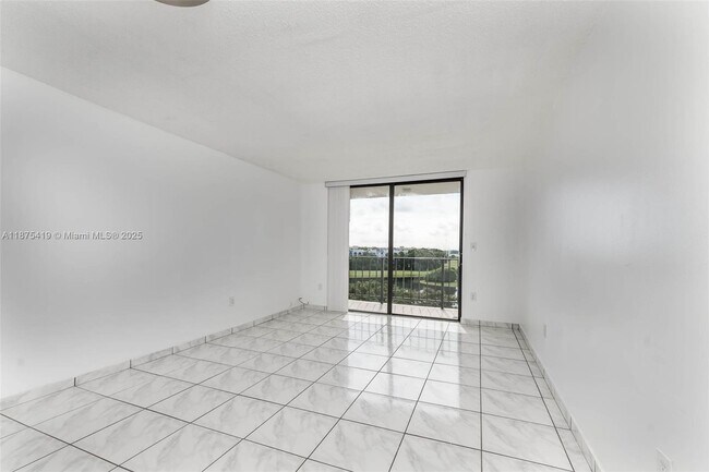 Building Photo - 9682 Fontainebleau Blvd